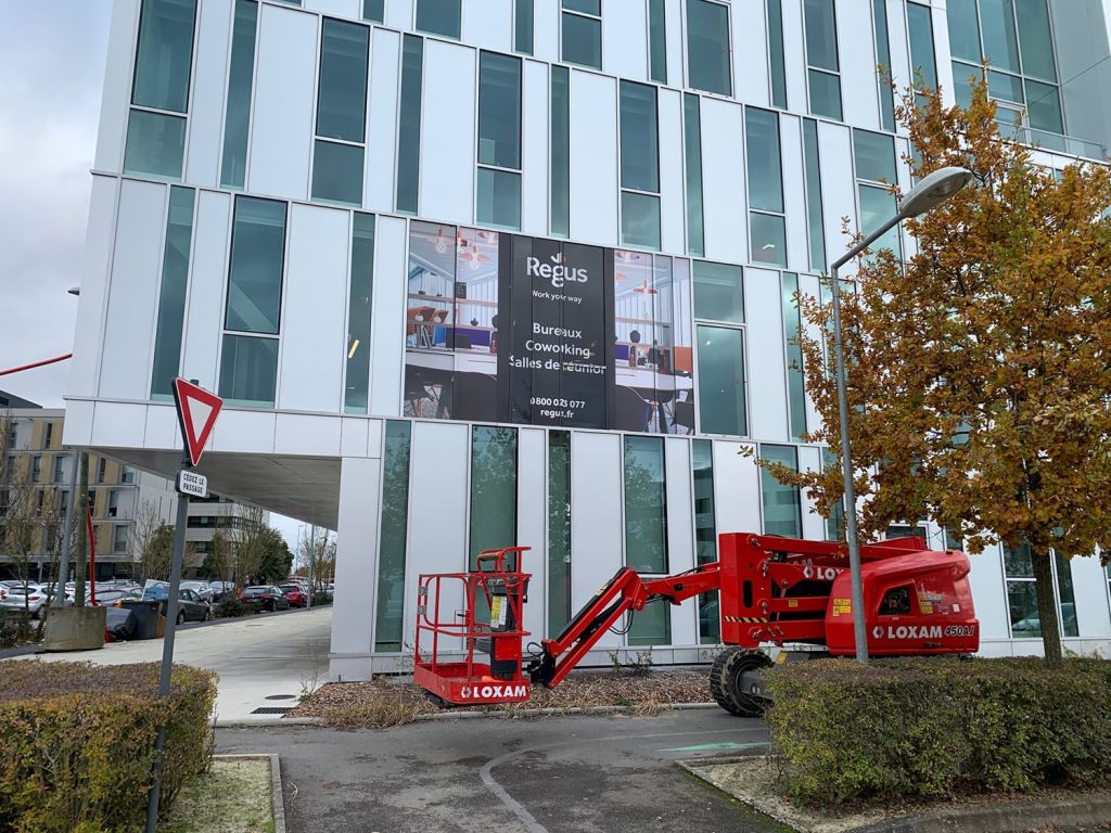 Pose signbaletique adhesif facade