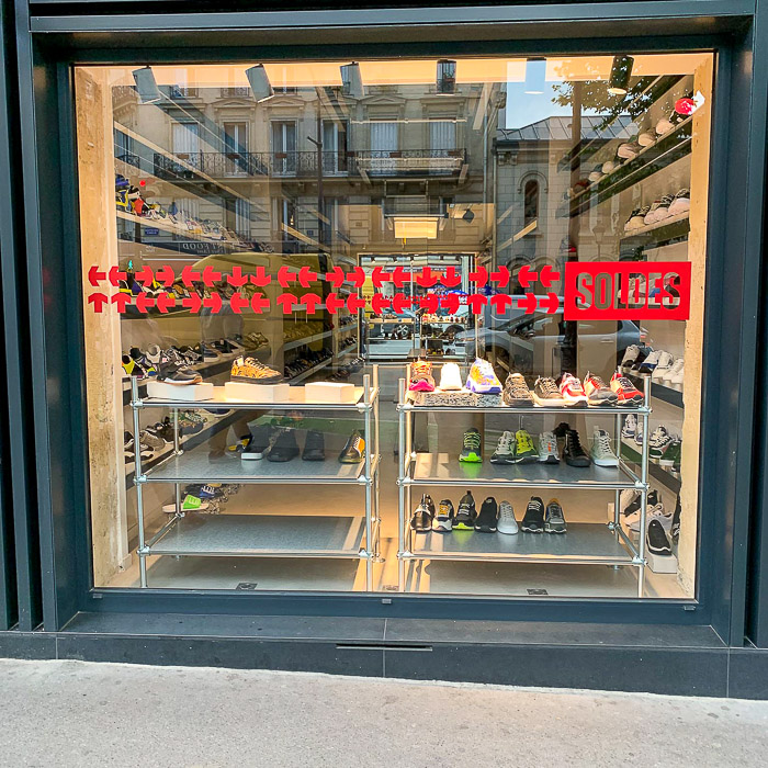 Fabrication pose adhesif vitrine promotions hautdistrict paris 75 img 4406